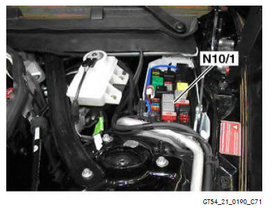 Mercedes Benz C-Class. Signal Acquisition and Actuation Module (SAM)